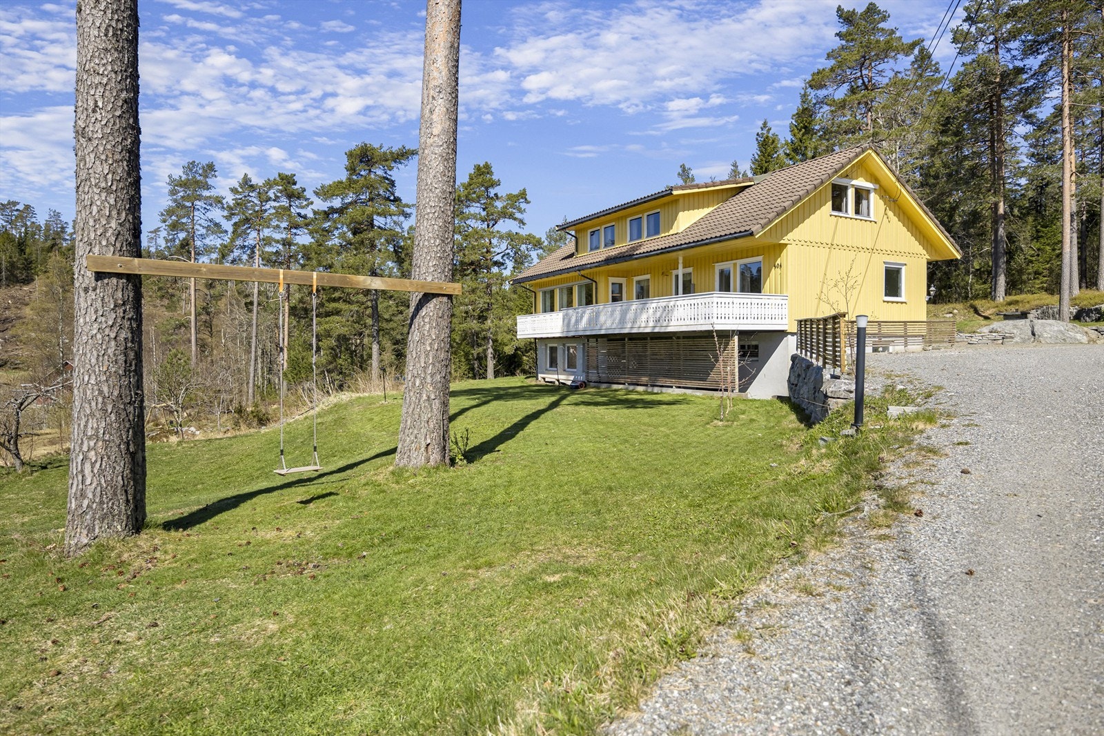 En innholdsrik enebolig over tre plan med stor hage og dobbelgarasje, perfekt for en aktiv familie. Galleribilde