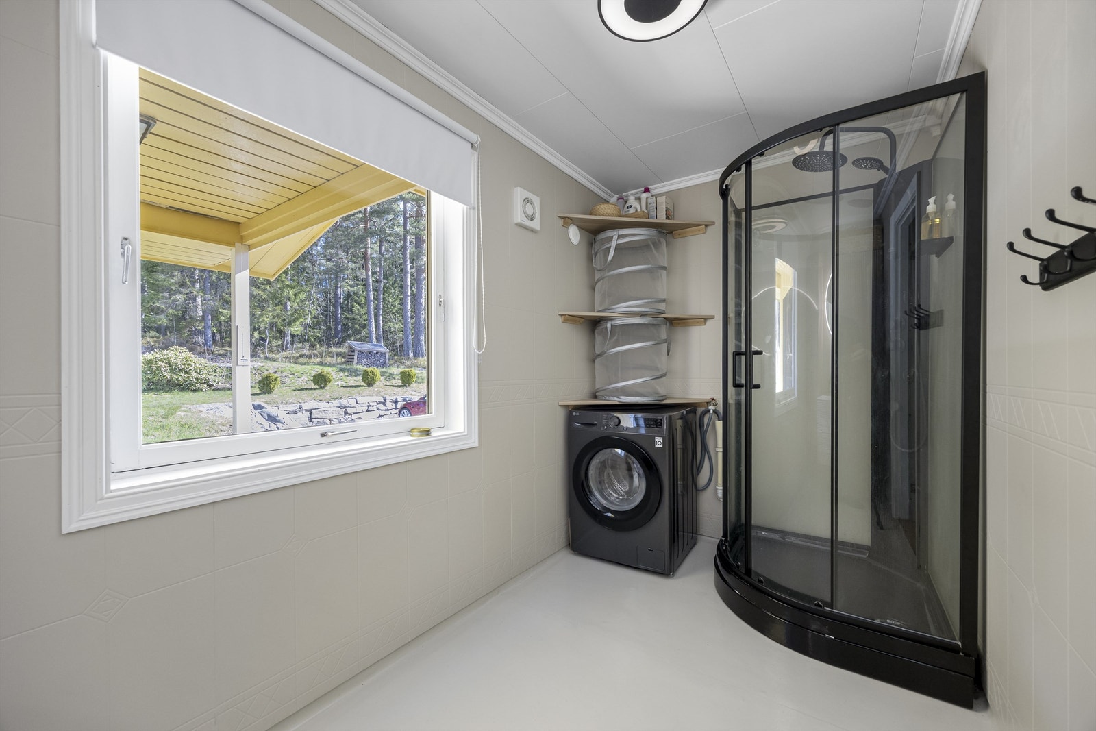 Badet er utstyrt med dusjkabinett og har opplegg for vaskemaskin. Galleribilde