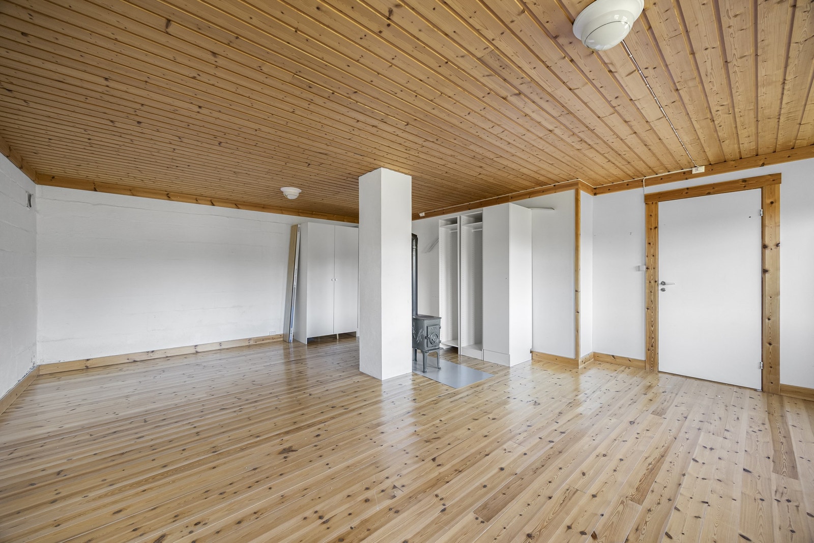 Kjellerstuen er et stort rom med mange muligheter for innredning, enten som hobbyrom eller treningsrom (ikke omsøkt). Galleribilde