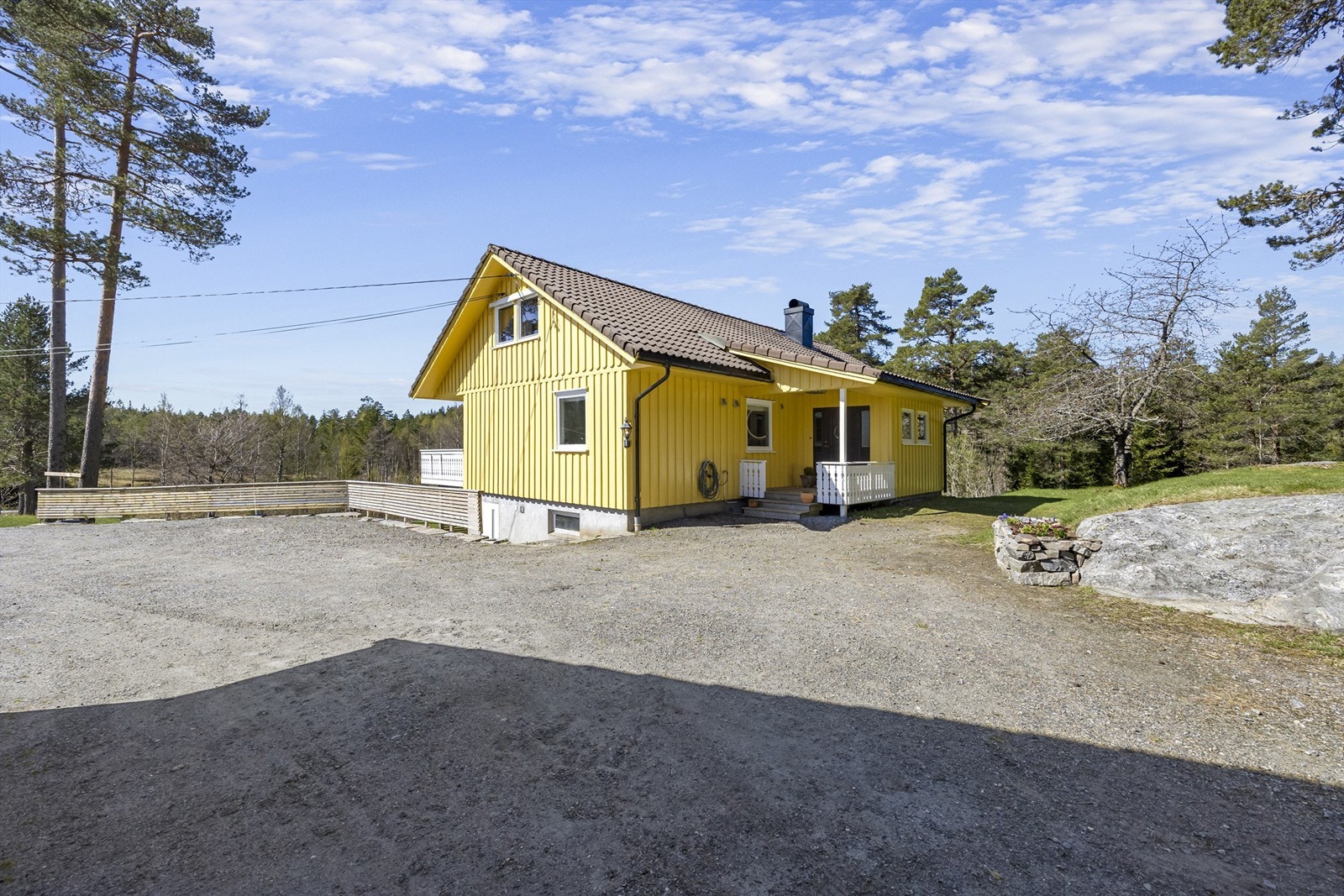Stor, gruset gårdsplass gir rikelig med parkeringsmuligheter for både beboere og gjester. Galleribilde