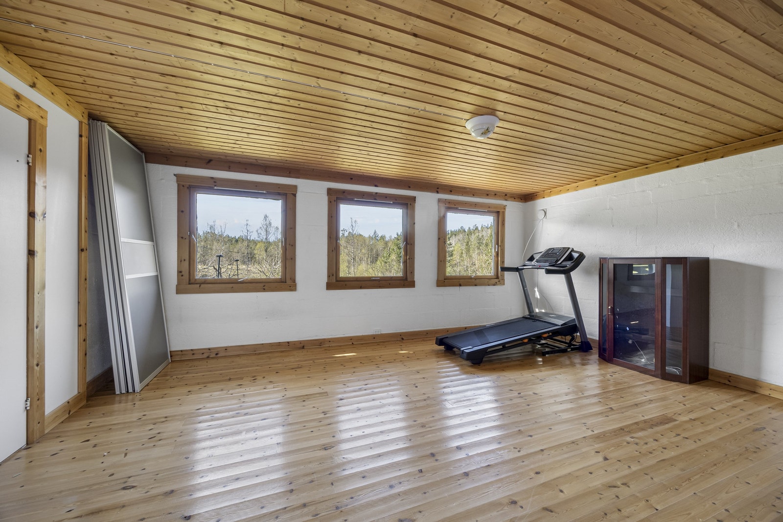 Rommet har tregulv og malte murvegger, med vinduer som gir godt med dagslys. Galleribilde