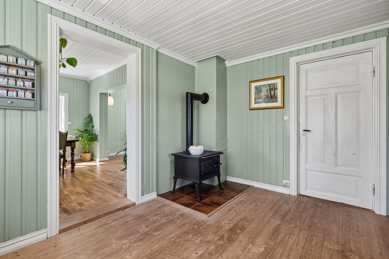 Totalt så er det 3 peisovner, slik at alle oppholdsrom har oppvarmingsskilde. Galleribilde