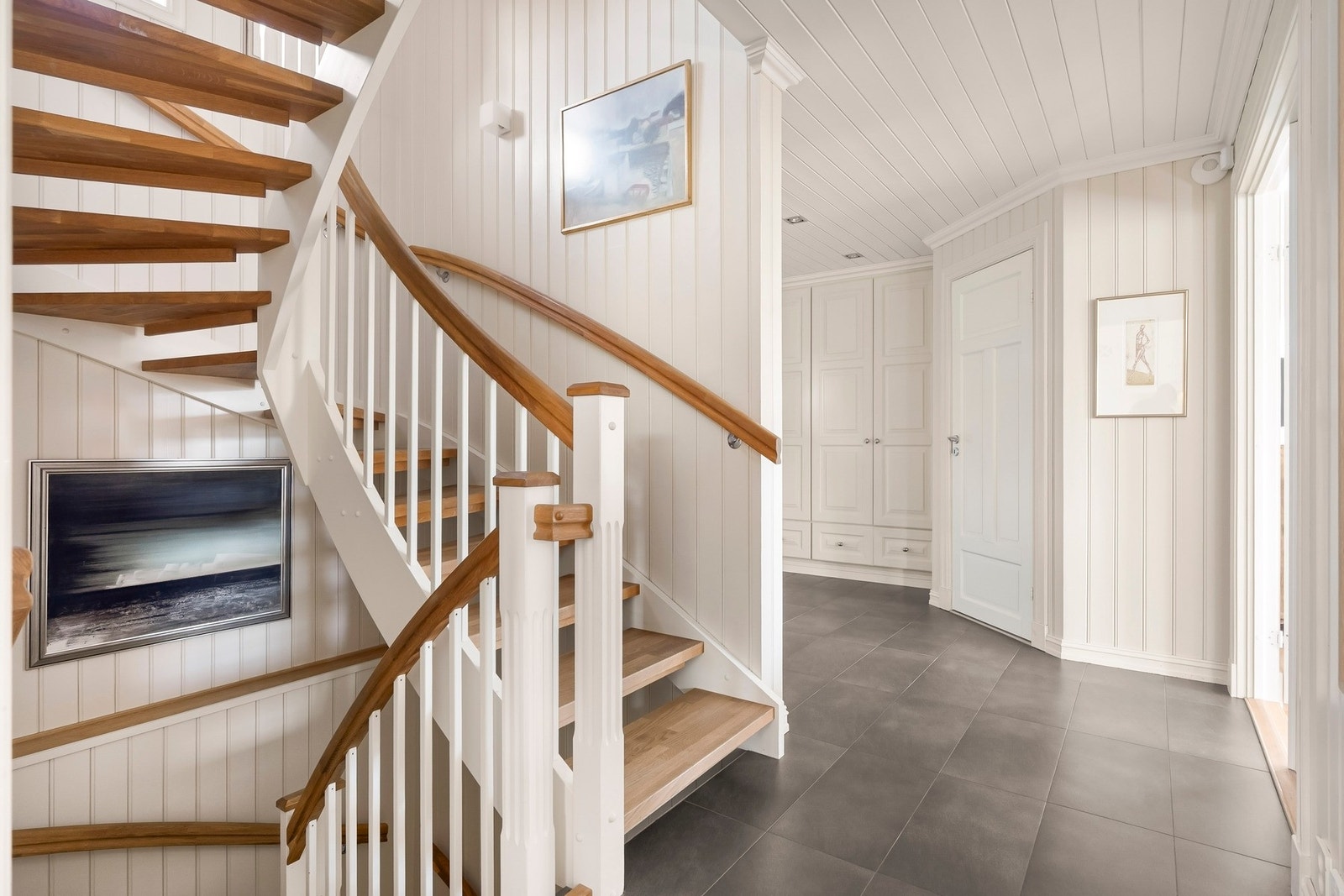 I gangen er det plassbygde garderobeskap med god plass til yttertøy og sko Galleribilde