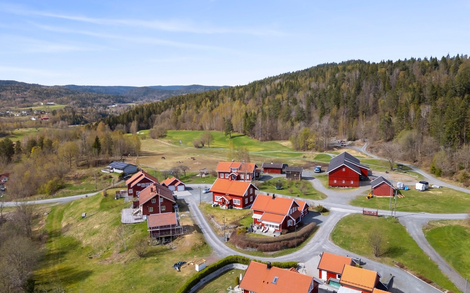Boligen er en del av en huseierforening som har felles vedlikehold av vei og lekeplass Galleribilde