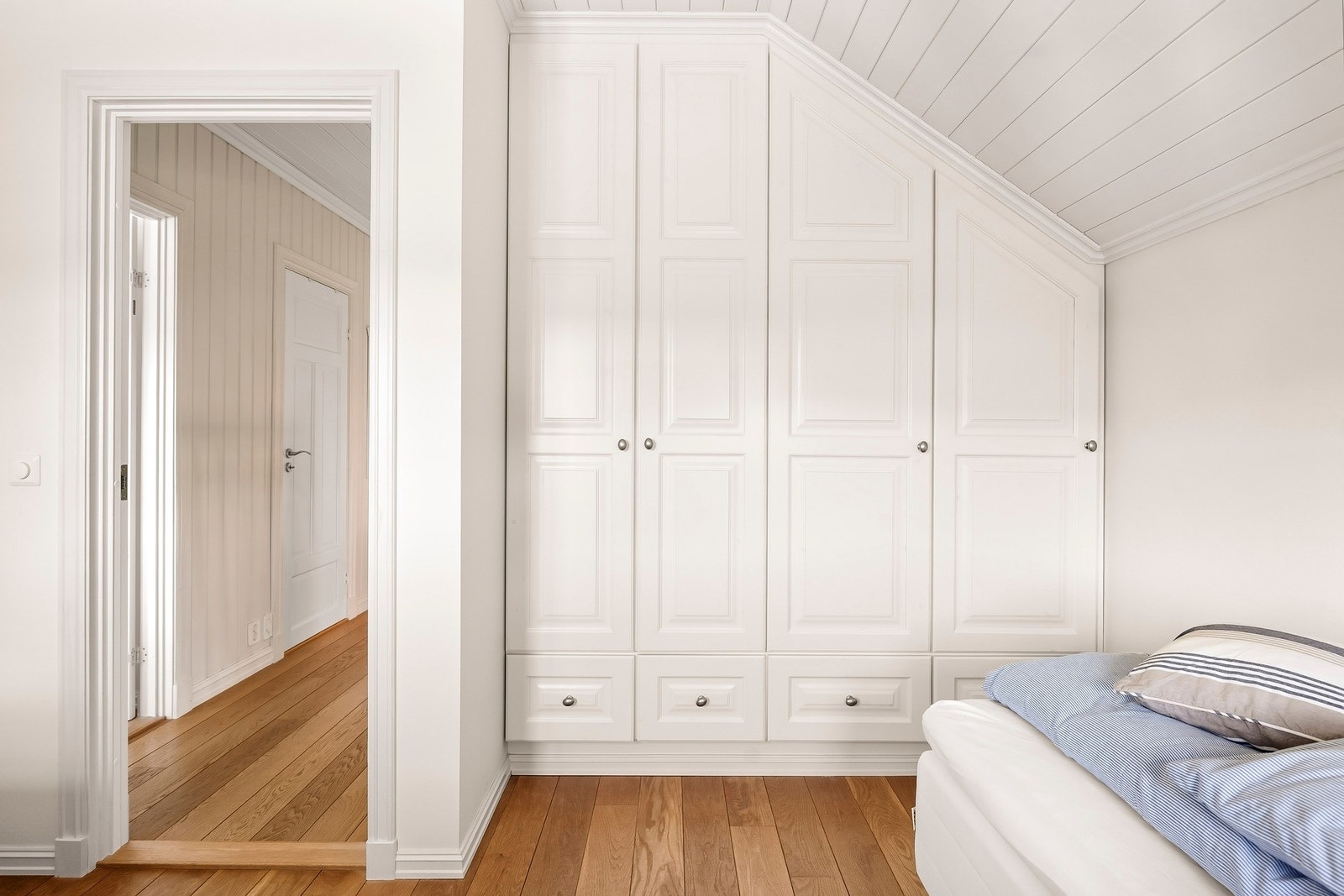 Praktisk plassbygd garderobe Galleribilde