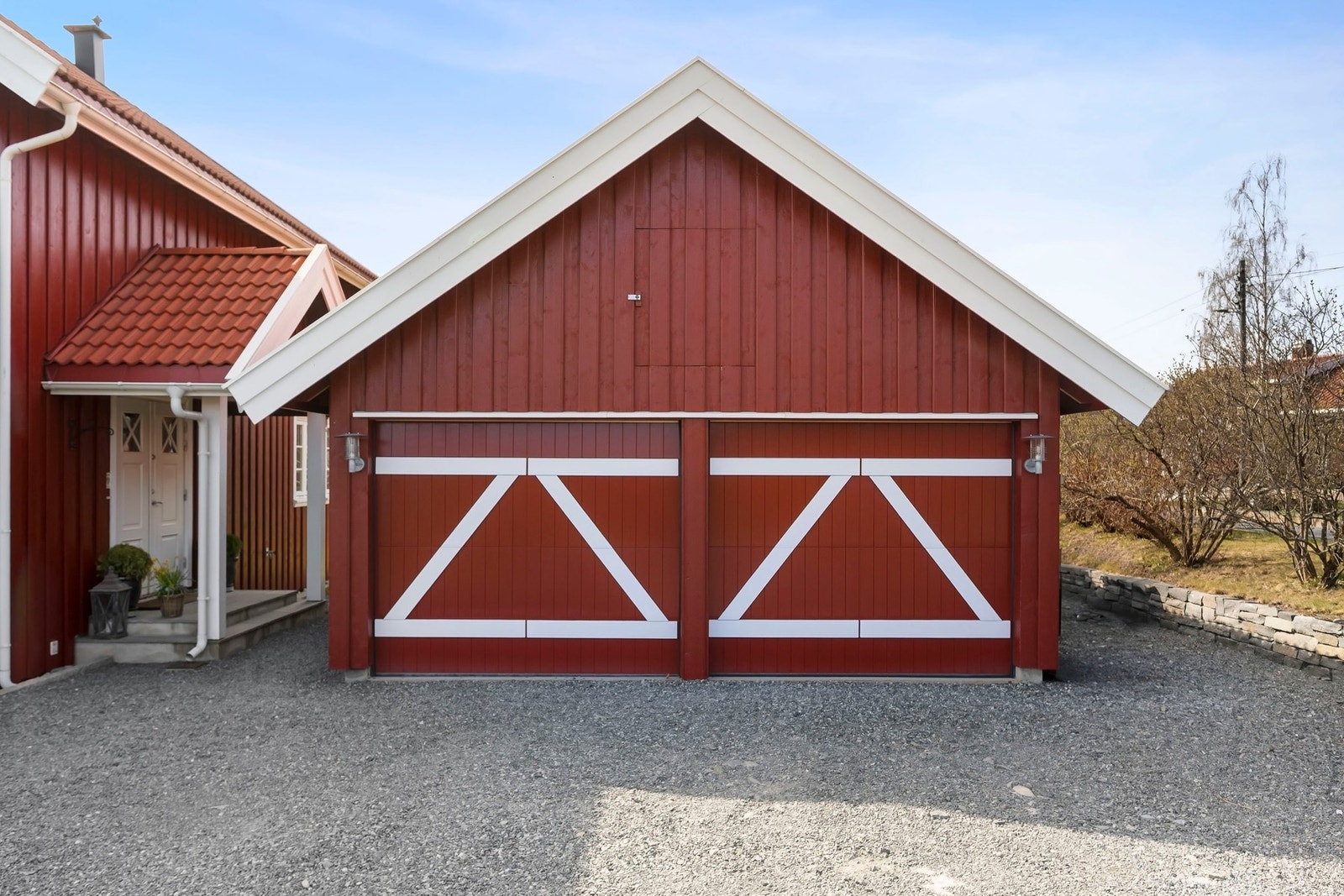 Det er dobbelgarasje på tomten med elbillader. Videre er det gode parkeringsmuligheter på tomten Galleribilde