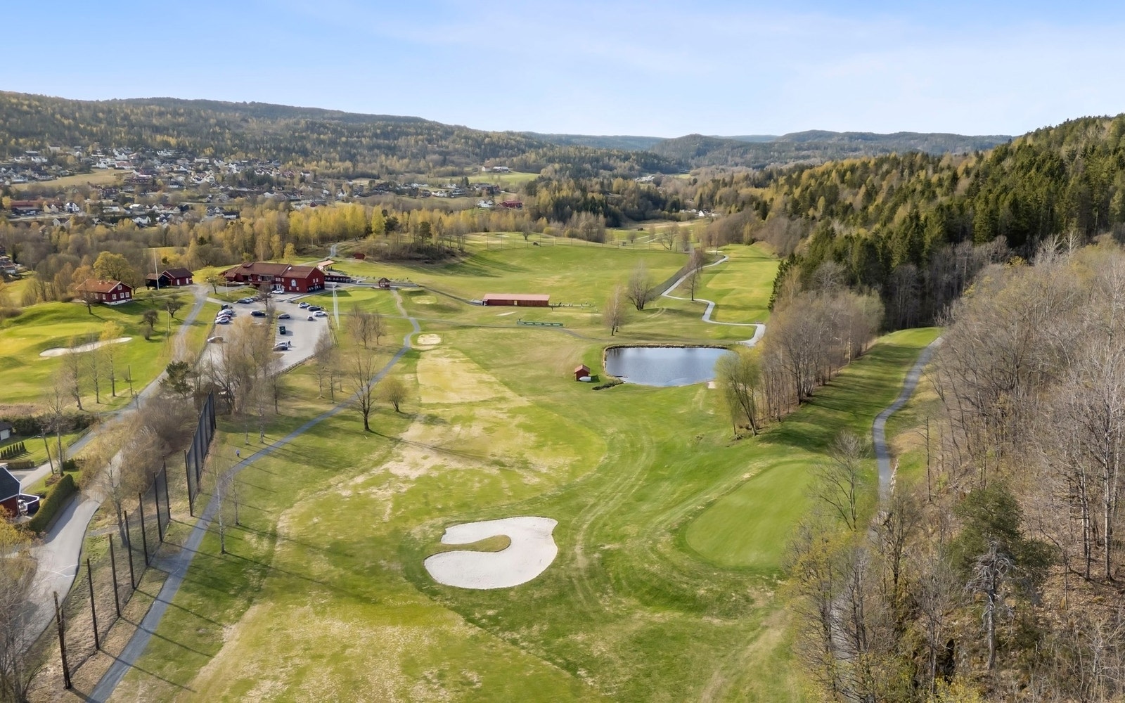 Om vinteren kjøres det skiløyper på golfbanen Galleribilde