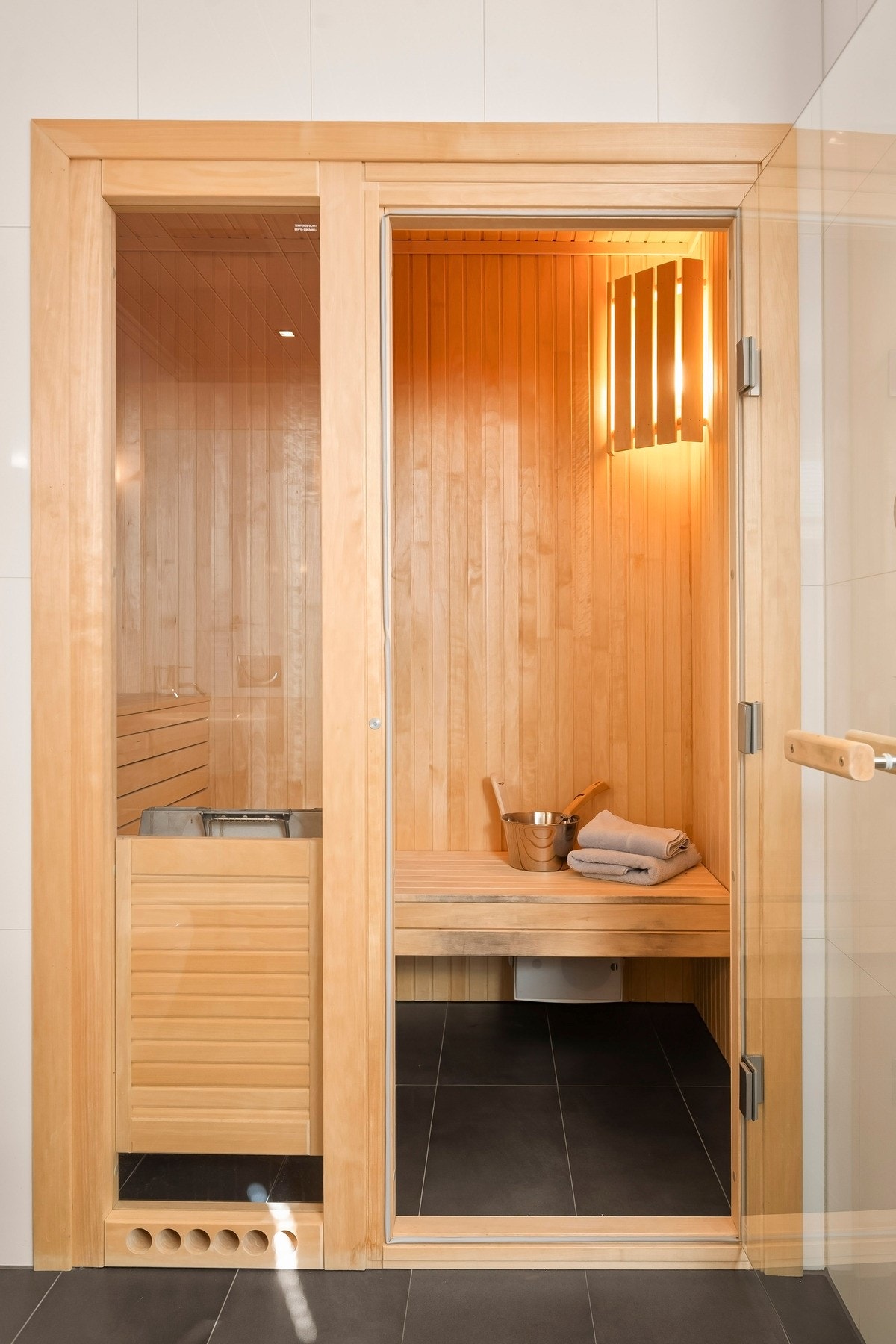 På badet er det adkomst til badstu med lyst Ospepanel og integrerte høyttalere under benken Galleribilde