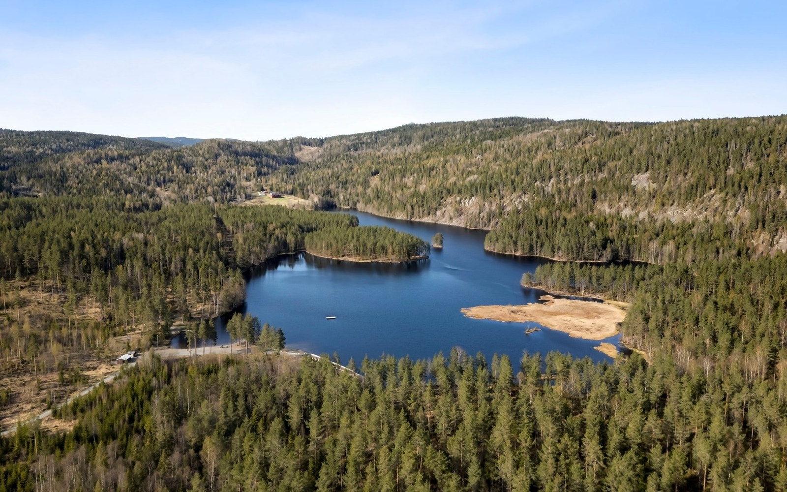 Flotte Burudvann med badeplass er også like ved boligen Galleribilde