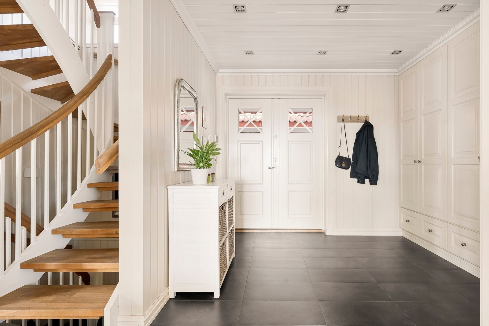 Velkommen inn til en stor og innbydende entré Galleribilde
