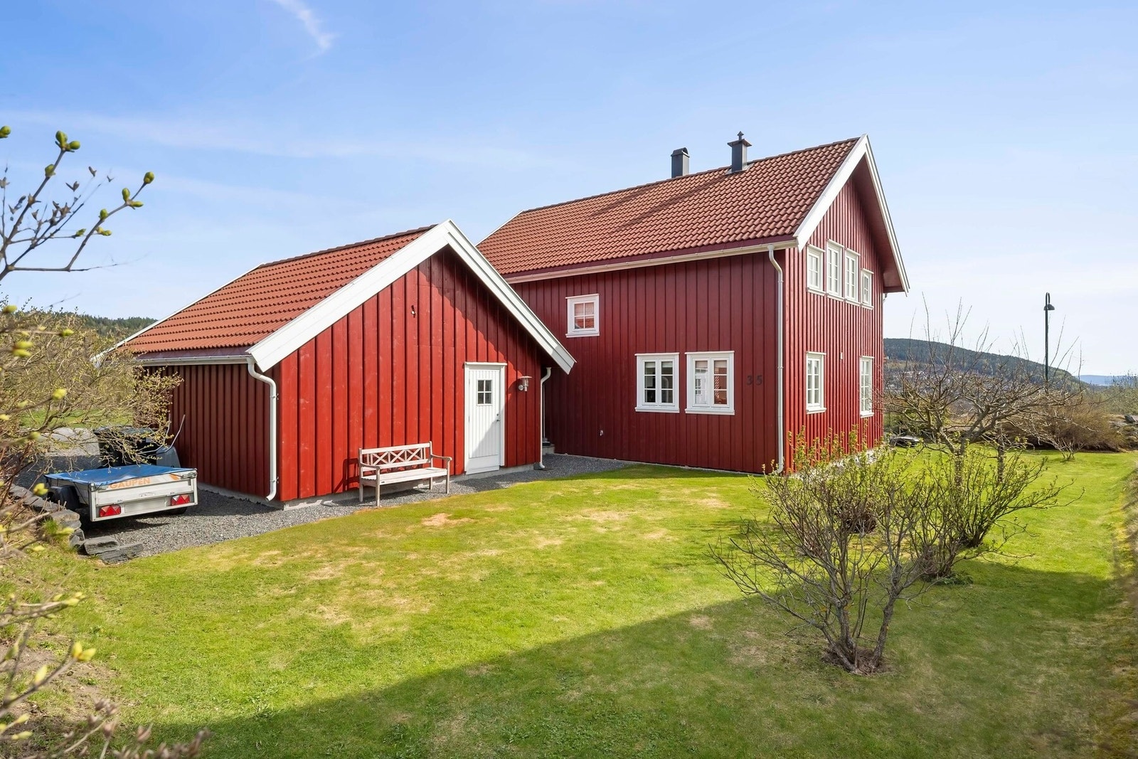 Stor solrik hage - et godt sted for ungene å boltre seg på Galleribilde
