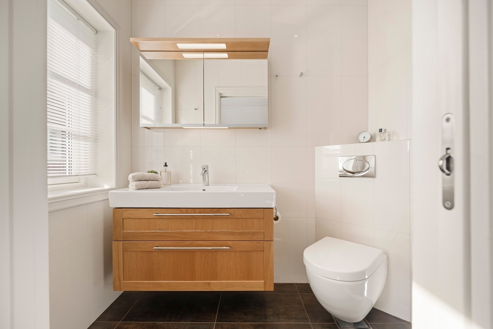 Pent flislagt bad med gulvvarme. Videre er badet utstyrt med toalett og servant Galleribilde