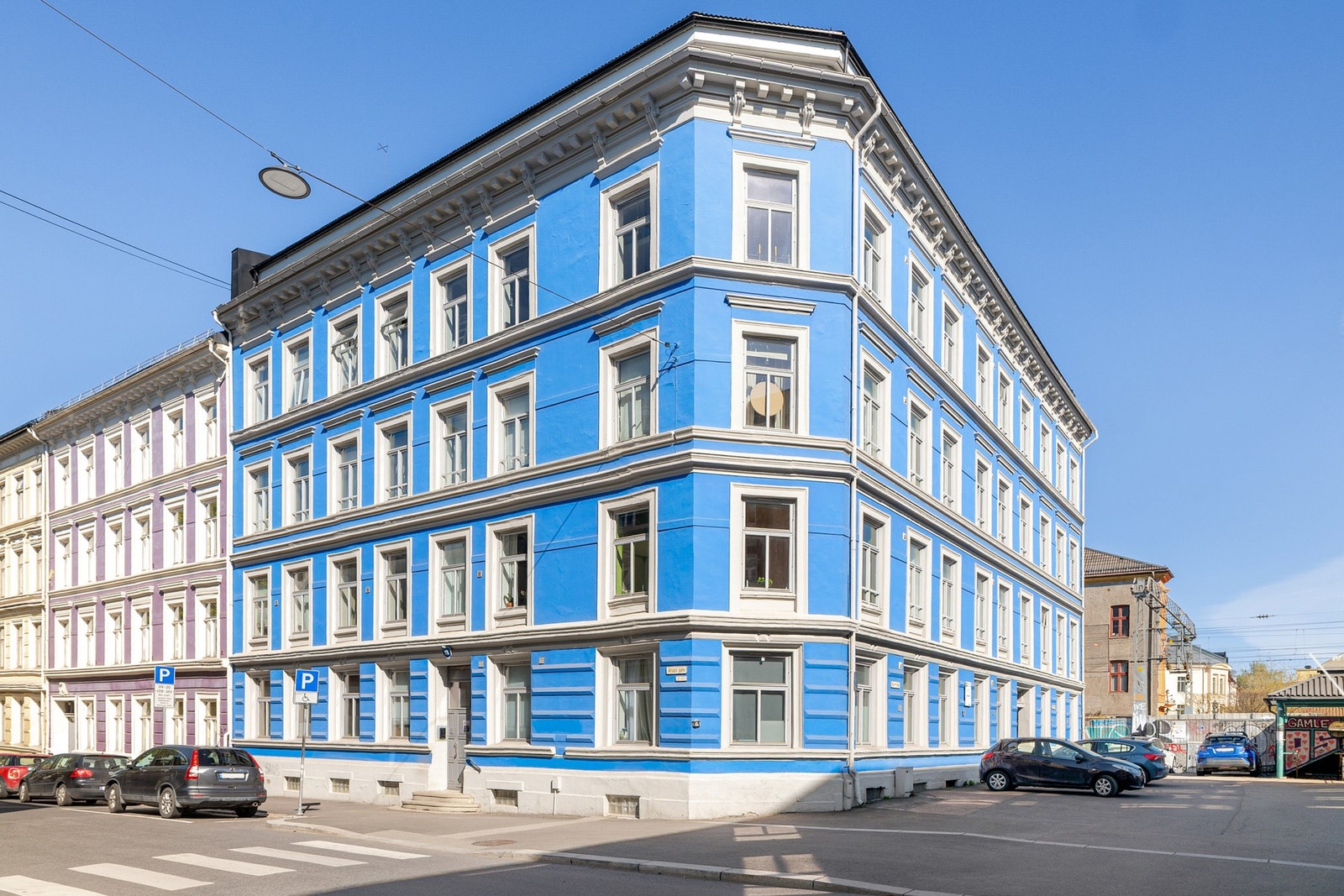 Leiligheten har en attraktiv beliggenhet i Gamlebyen, og Oslo sentrum kun en spasertur unna. Supersentralt, men fortsatt en del av en sjarmerende bydel med et eget liv. Kort vei til kollektivtrafikk som kan ta deg til hele byen. Galleribilde