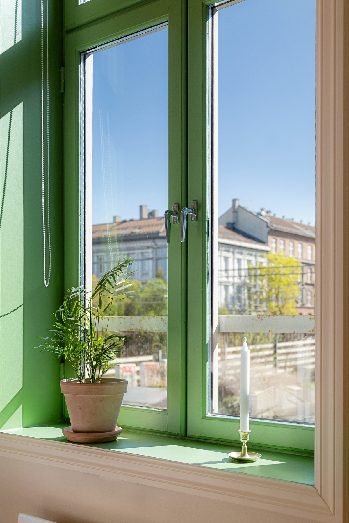 De dype vinduskarmene er malt i en fin grønnfarge og er perfekte for planter og dekor. Galleribilde