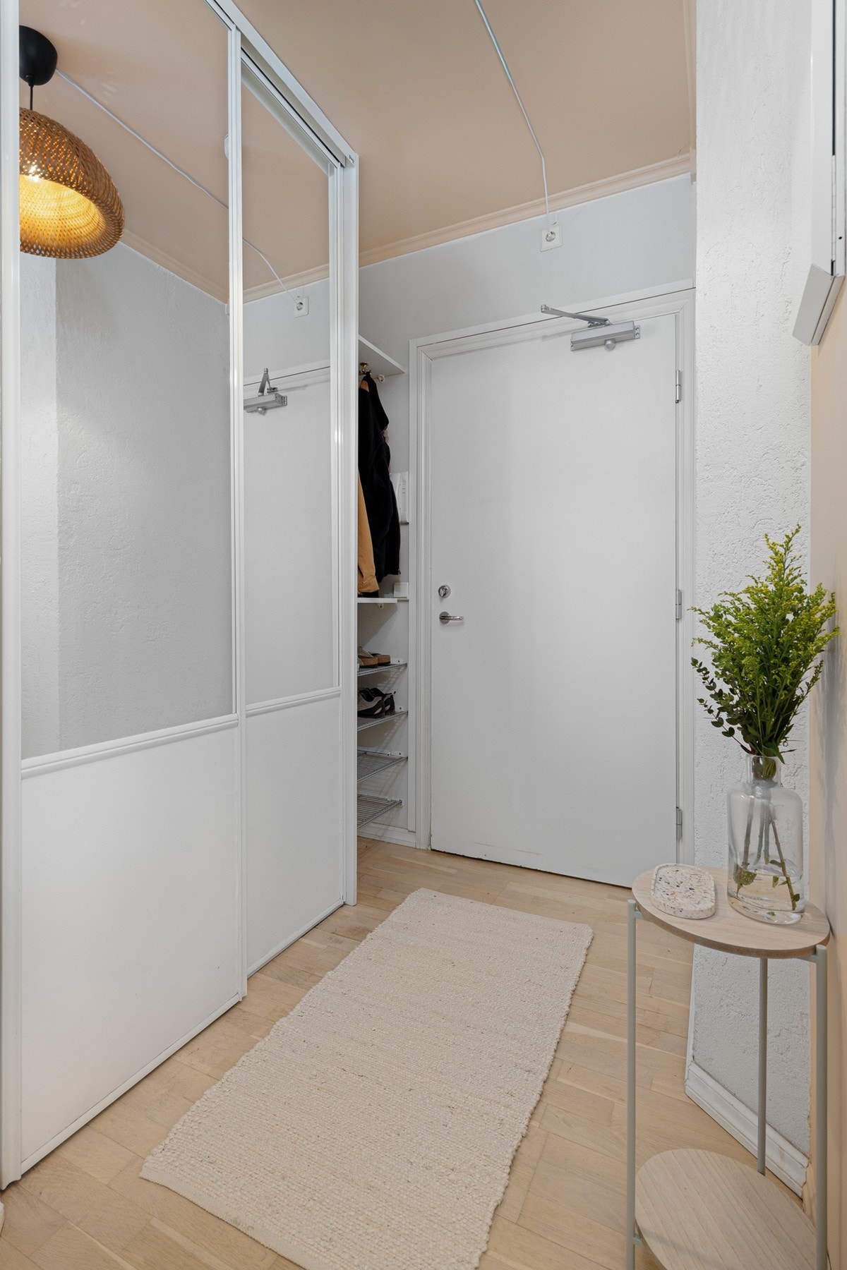 I entréen har du god oppbevaringsplass i stor plassbygget skyvedørsgarderobe, samt ytterligere plass til sko og oppheng av yttertøy ved siden av. Galleribilde