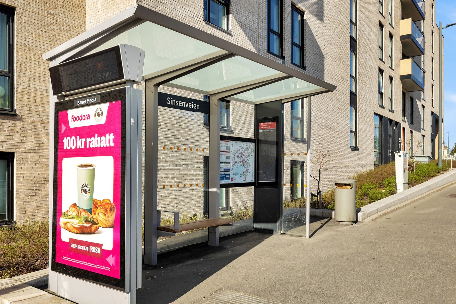 Bussen går rett utenfor Galleribilde