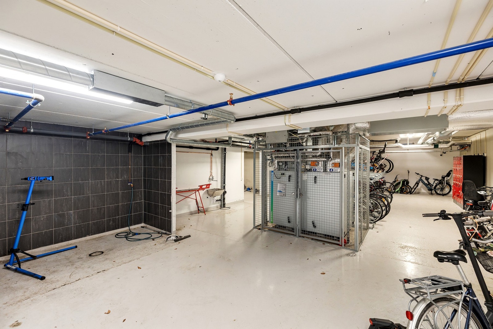 Felles verksted for vask av sykkel og prepping av ski Galleribilde