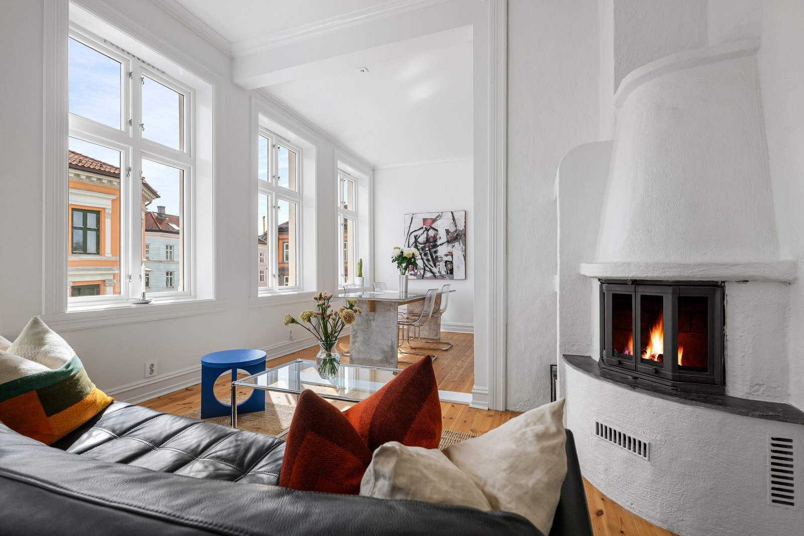 Stue med store vinduer og peis. Galleribilde