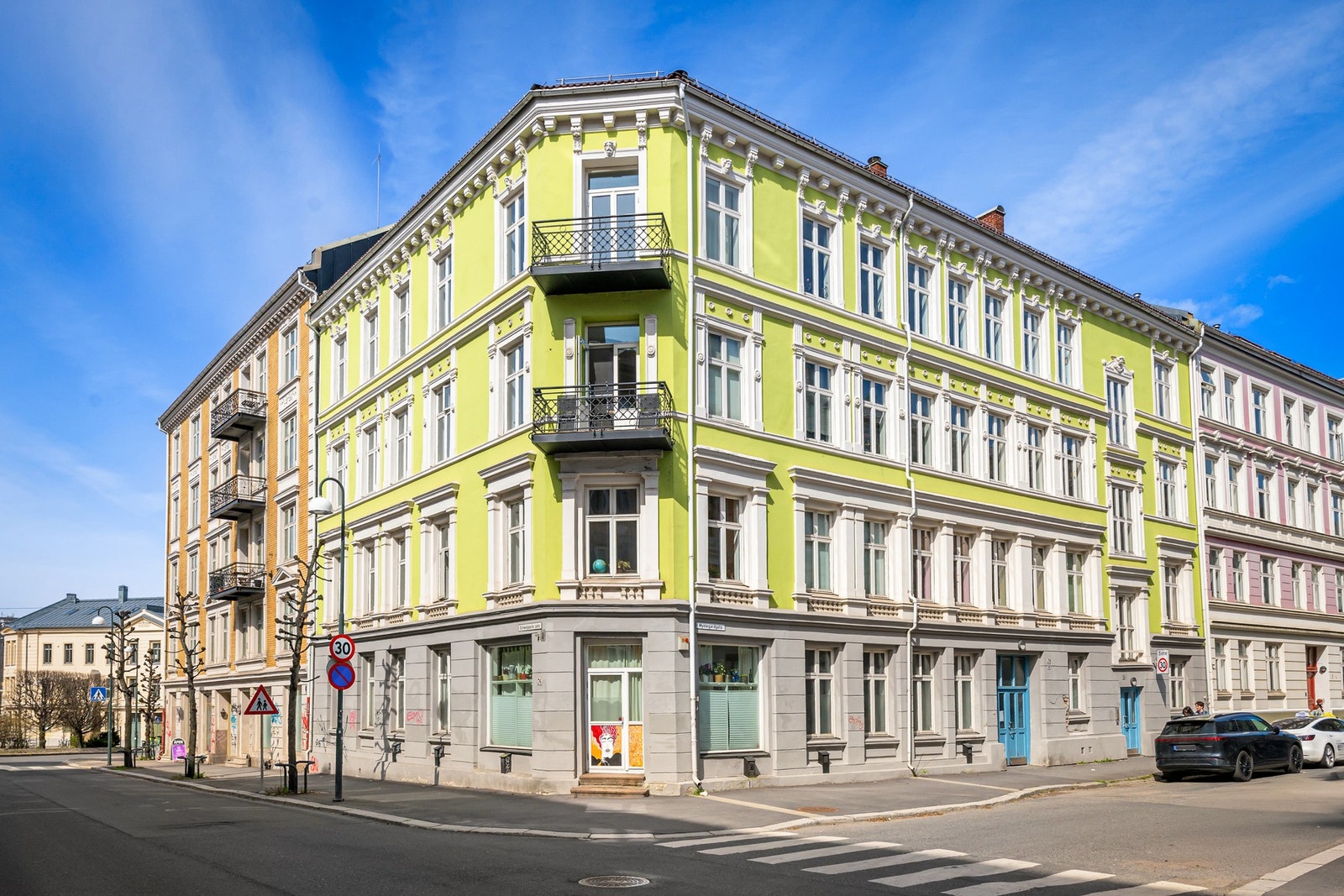 Leiligheten ligger i 4.etg i klassisk bygård - kort vei til alt Oslo har å by på! Galleribilde