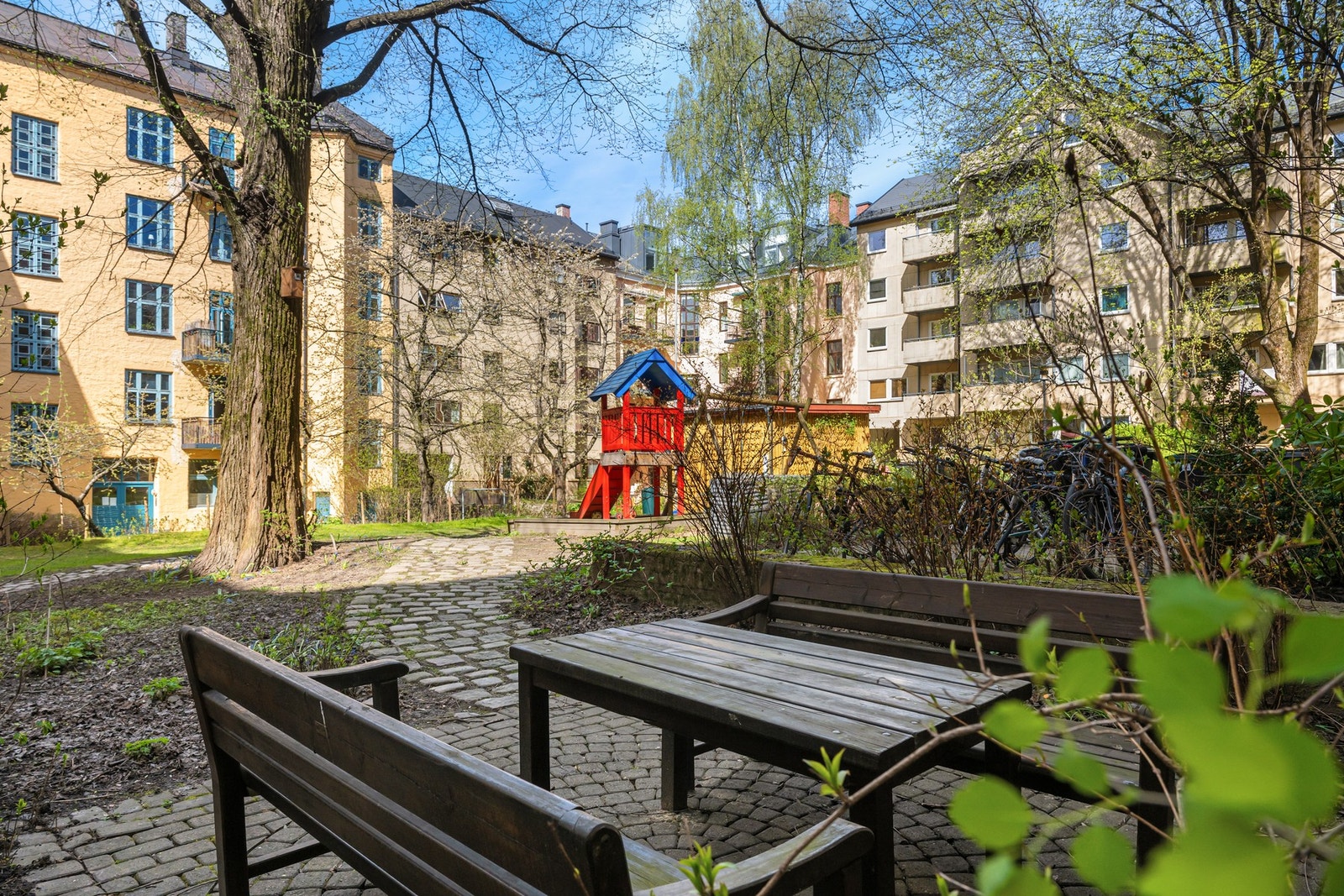 Koselig bakgård - Borettslaget Schweigaards gate 76 er et mindre og oversiktlig borettslag bestående av 15 andeler. Galleribilde