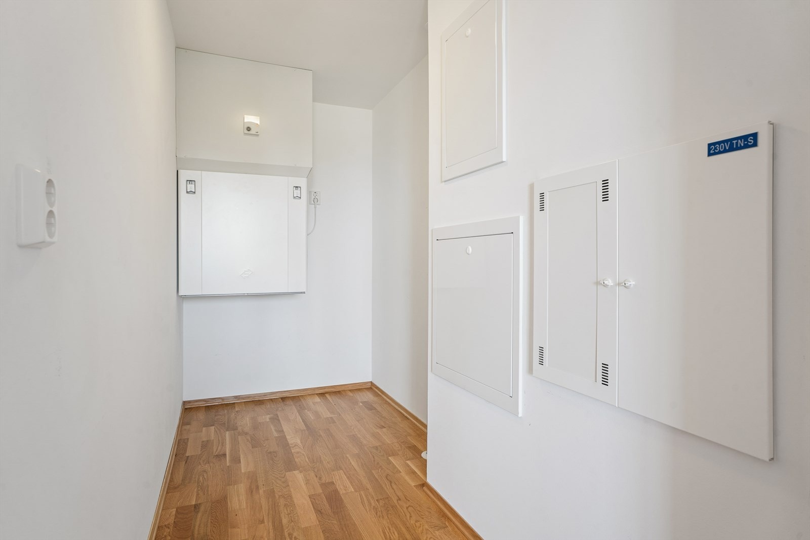 Innvendig bod som huser aggregat for balansert ventilasjon, sikringsskap og fordelerskap for vannbåren varme. Galleribilde
