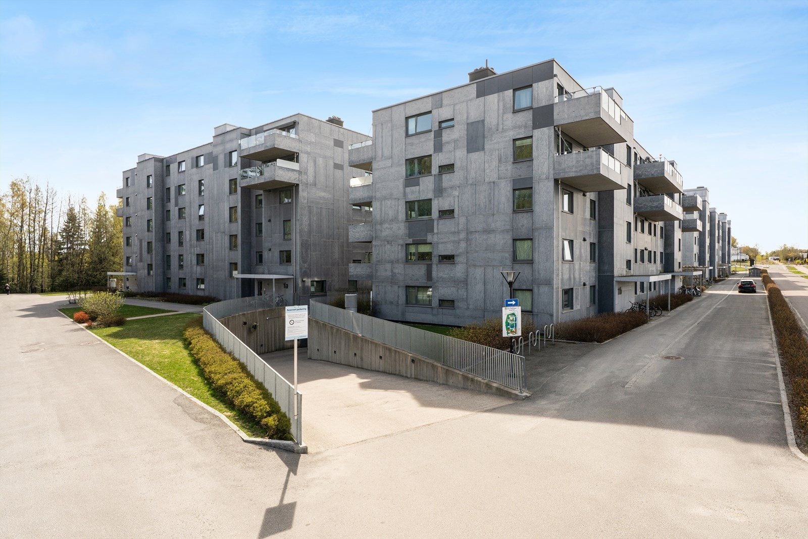 Moderne leilighetsbygg fra 2017 med heis og felles, temperert garasjeanlegg i kjelleren. Galleribilde
