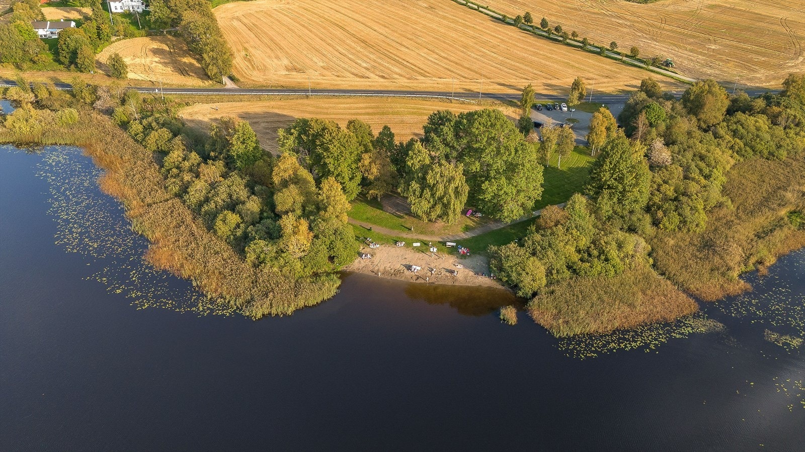 Kort vei til fine turområder og rekreasjonsmuligheter, som her ved Midsjøvannet. Galleribilde
