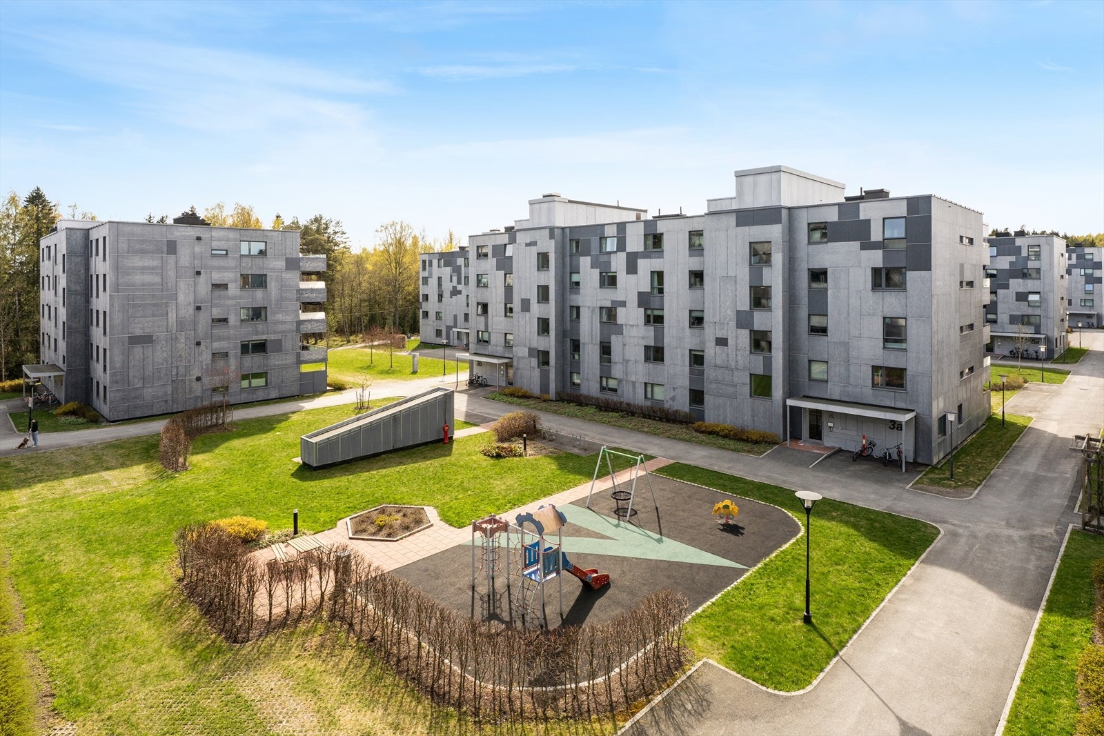 Sameiet fellesarealer er pent opparbeidet med plen, diverse beplantning, asfalterte gangveier og lekeplass. Galleribilde