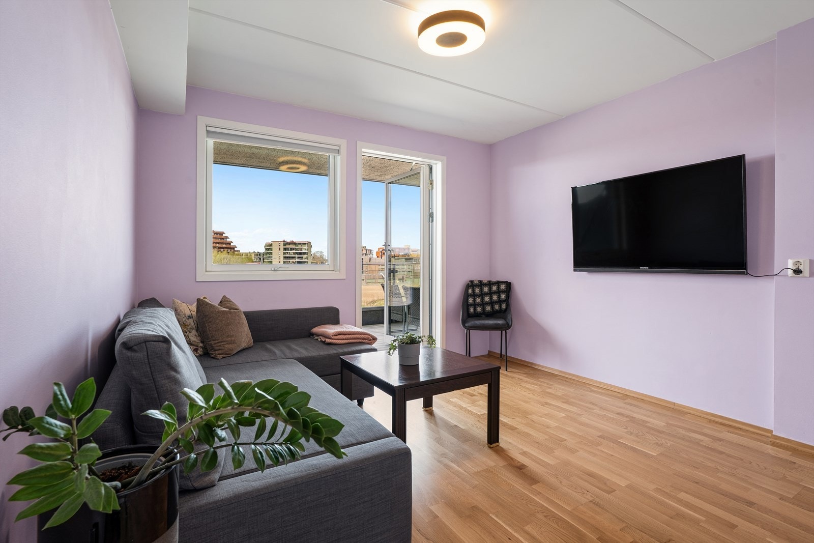 Dette soverommet er i dag innredet og brukt som en TV-stue med god plass tll sofagruppe. Herfra er det utgang til en overbygd balkong. Galleribilde