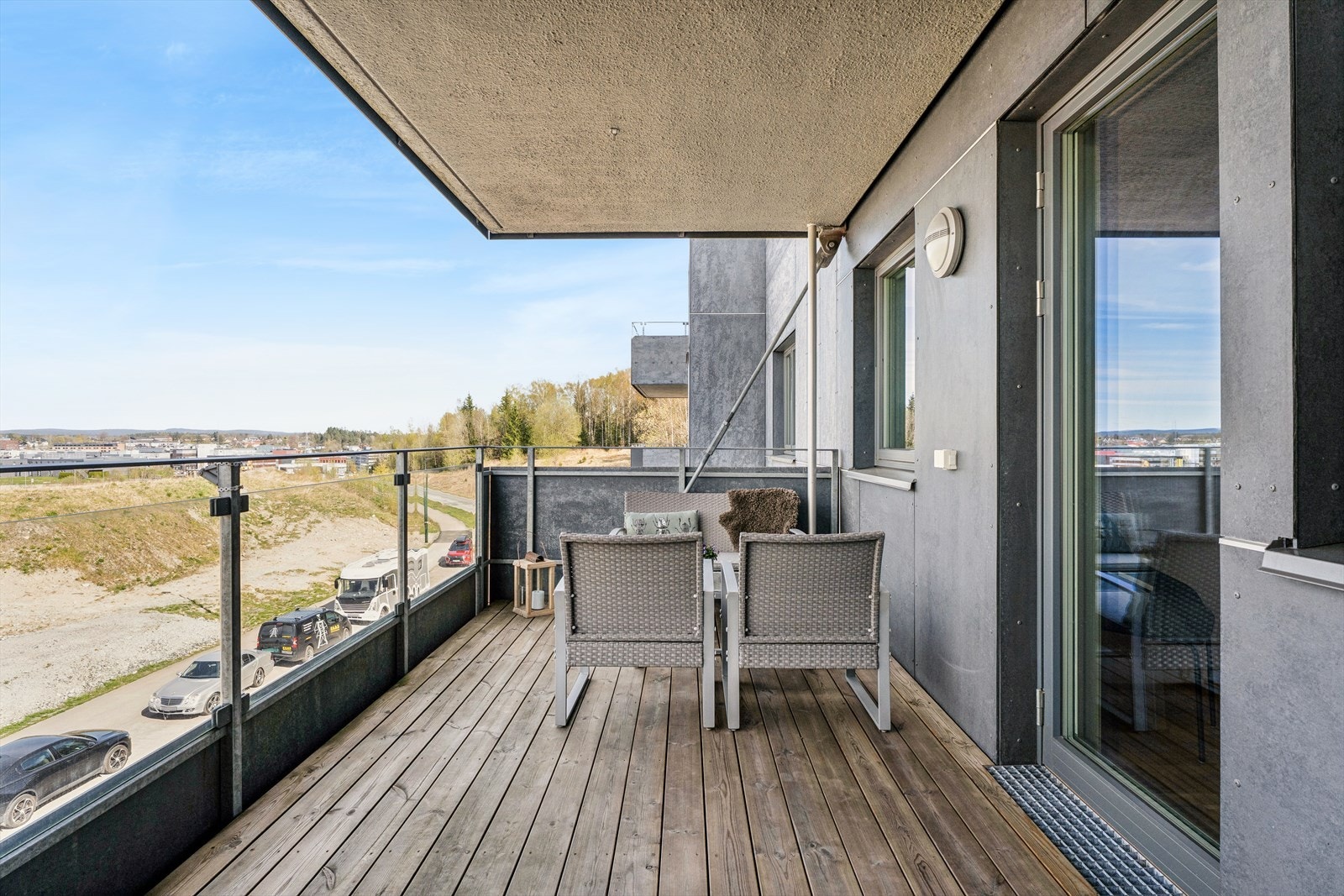 En gjennomgående leilighet med to store balkong som begge har god plass til å innrede med hagemøbler. Galleribilde