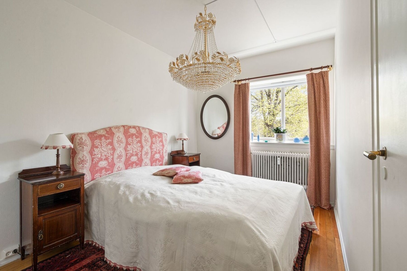 Boligen har to gode soverom. Hovedsoverommet fremstår som lyst og delikat, med plass til dobbeltseng og tilhørende møbler. Galleribilde
