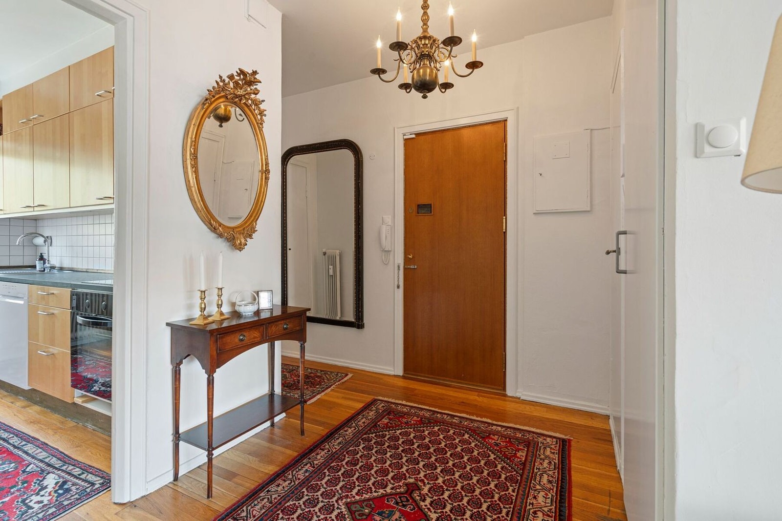 Velkommen inn i en lys og innbydende entré! Her får du et stilrent førsteinntrykk med heltre gulv og malte vegger i tidløse farger. Galleribilde