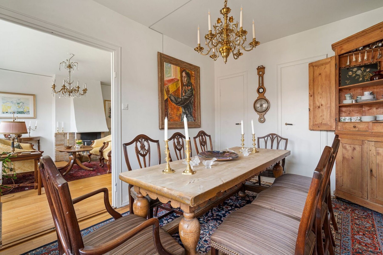 Her er alt lagt til rette for både hyggelige middager med venner og familie, og en funksjonell hverdag med alt du trenger innen rekkevidde. Galleribilde