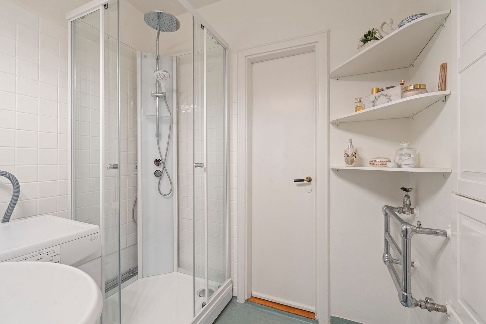 Badet er av eldre dato men fremstår som funksjonelt. Rommet har flislagte vegger og vinylbelegg på gulv. Galleribilde