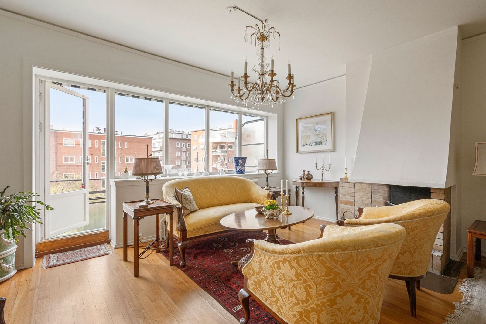 Her er det rikelig med plass til både en koselig sofagruppe og en stor spisestue - perfekt til både hverdagsliv og sosiale sammenkomster. Galleribilde