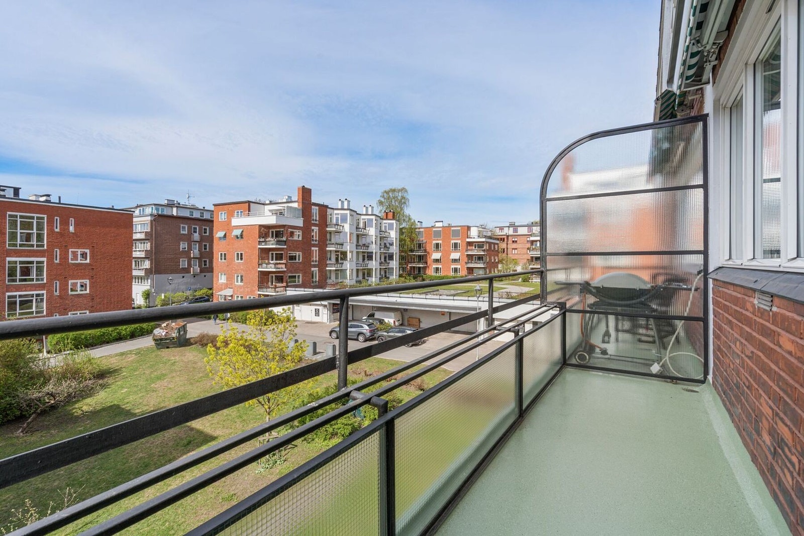 Fra stuen er det utgang til en solrik balkong på 5 kvm. Galleribilde