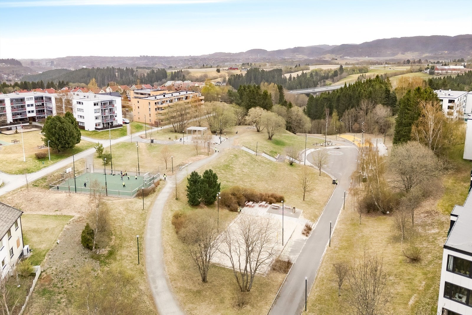 Pent opparbeidede friarealer som innbyr til lek og aktivitet bak bygget. Galleribilde