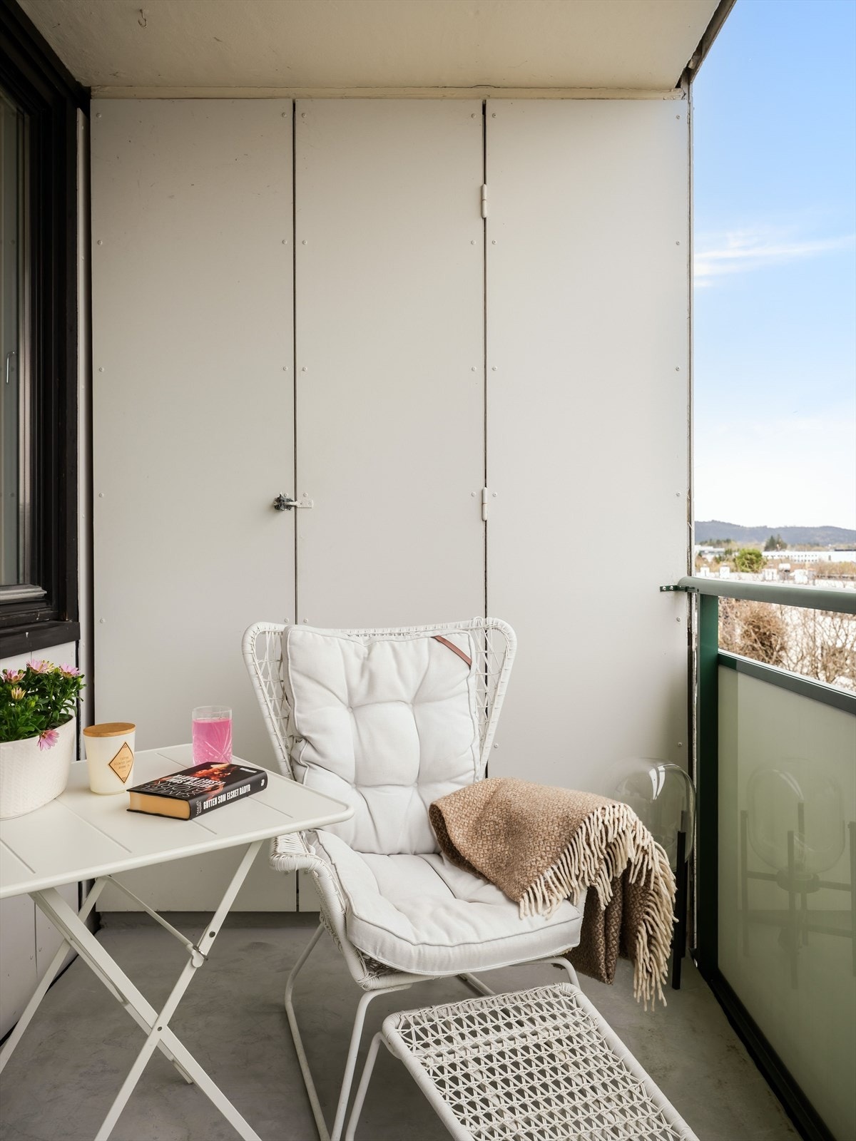 Lunt og skjermet. Det er også en liten bod i tilknytning til balkongen som egner seg godt til oppbevaring av puter o.l. til utemøblene. Galleribilde