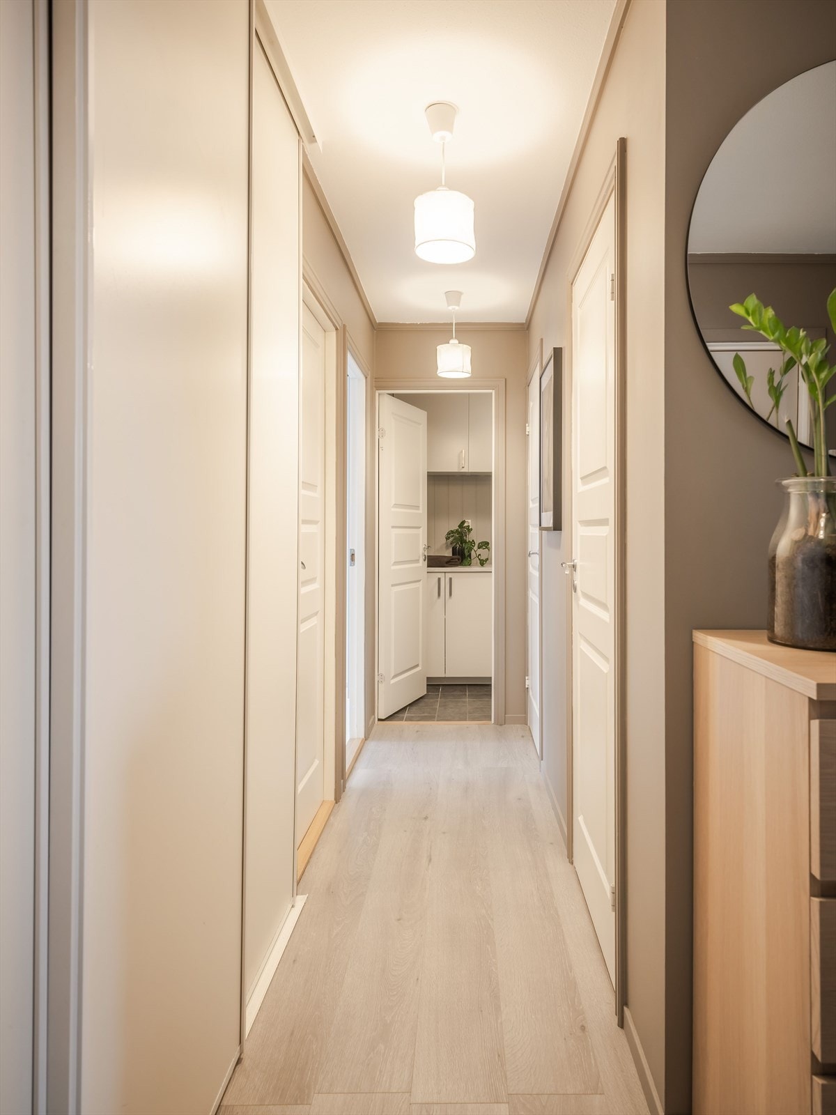 Gangen fordeler videre til 2 soverom, vaskerom, bad og toalettrom. Galleribilde
