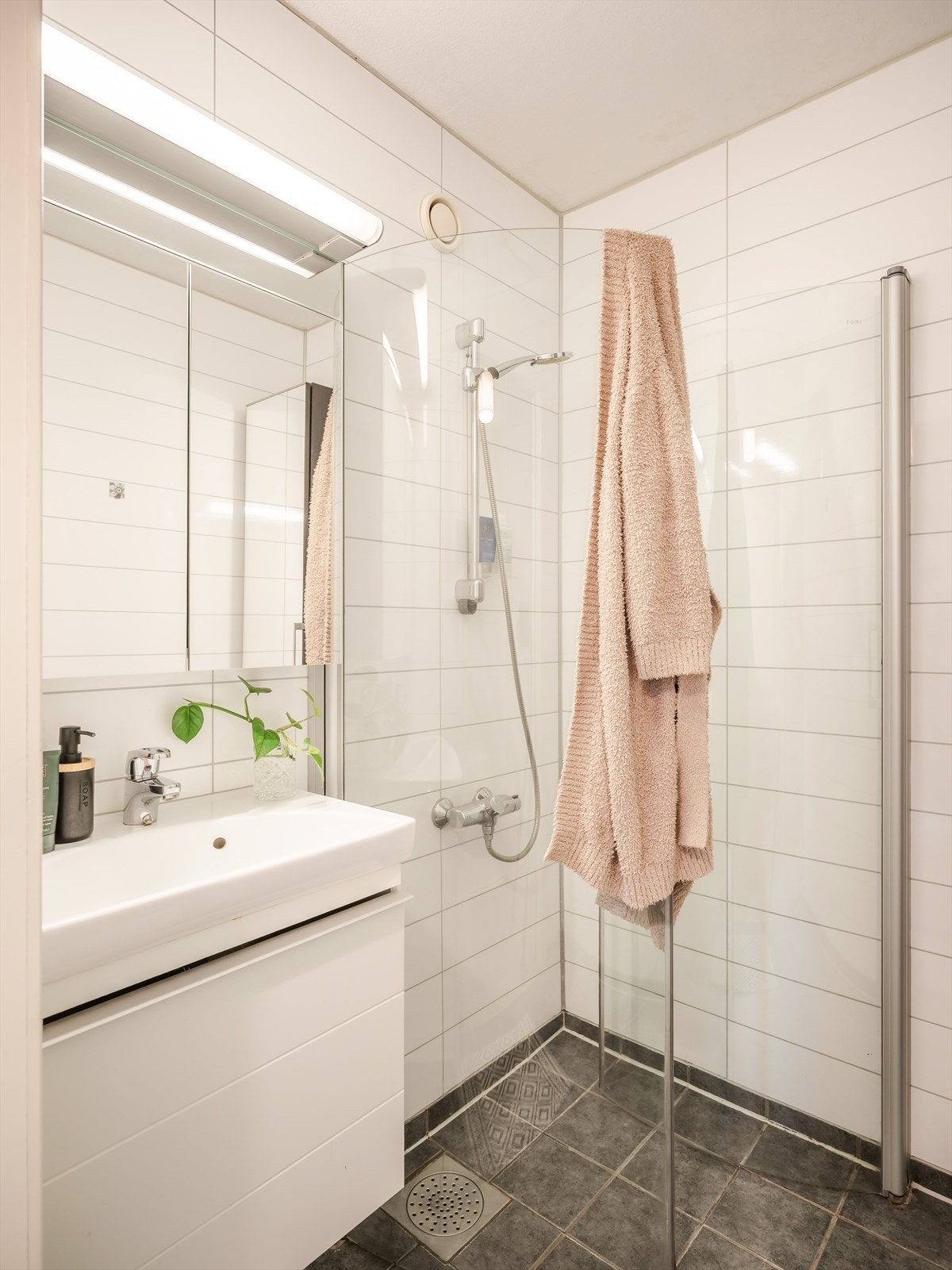 Baderommet har flis på både vegger og på gulv. Galleribilde