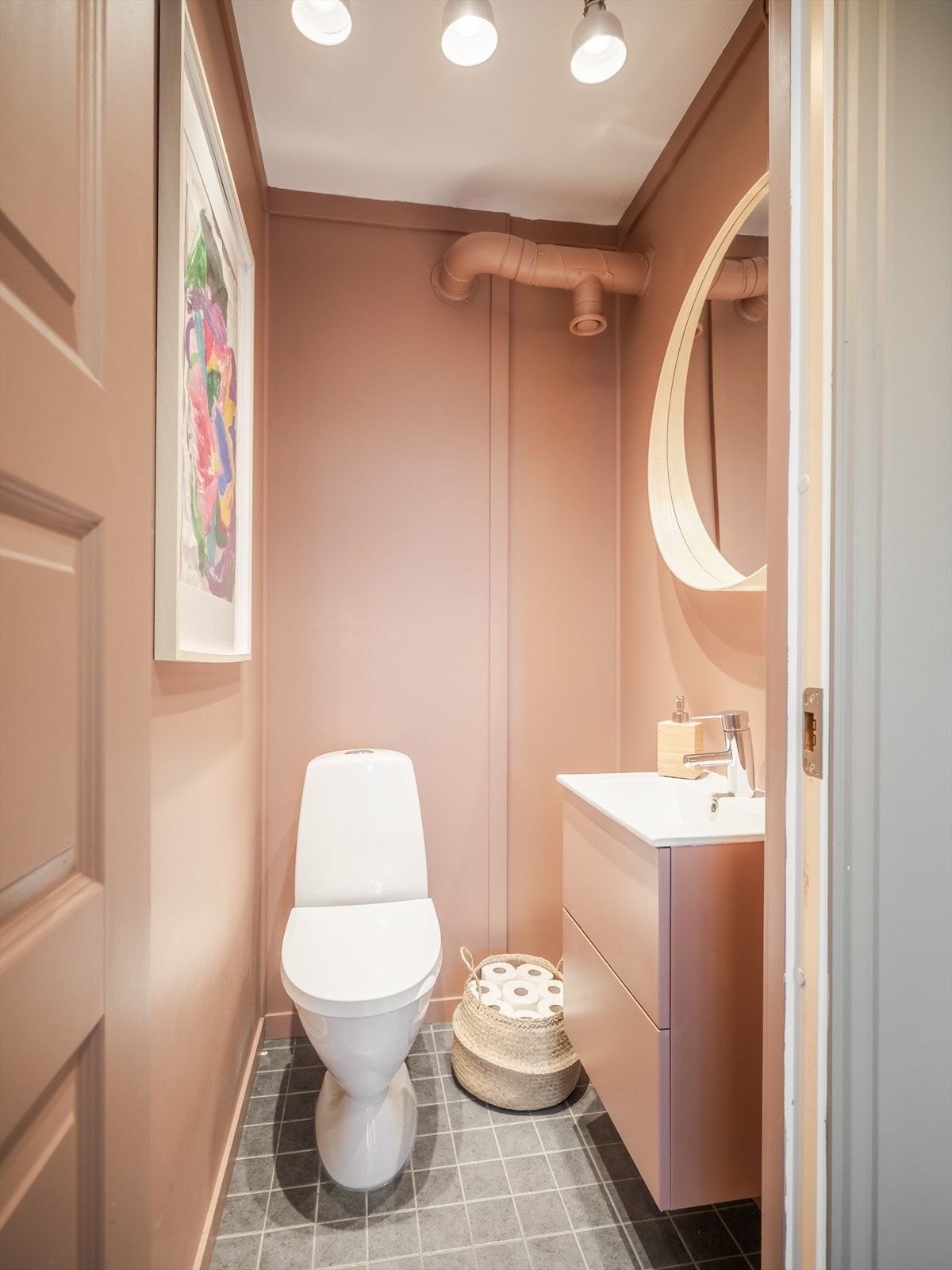 Separat toalettrom med wc og servant med underskap. Galleribilde