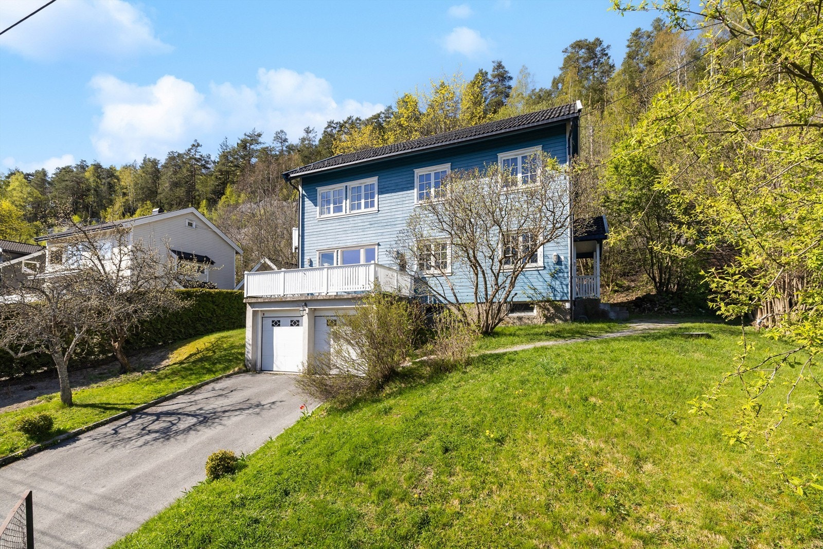 En innholdsrik tomannsbolig med to separate boenheter på en stor, opparbeidet eiertomt på ca. 799 m². Galleribilde