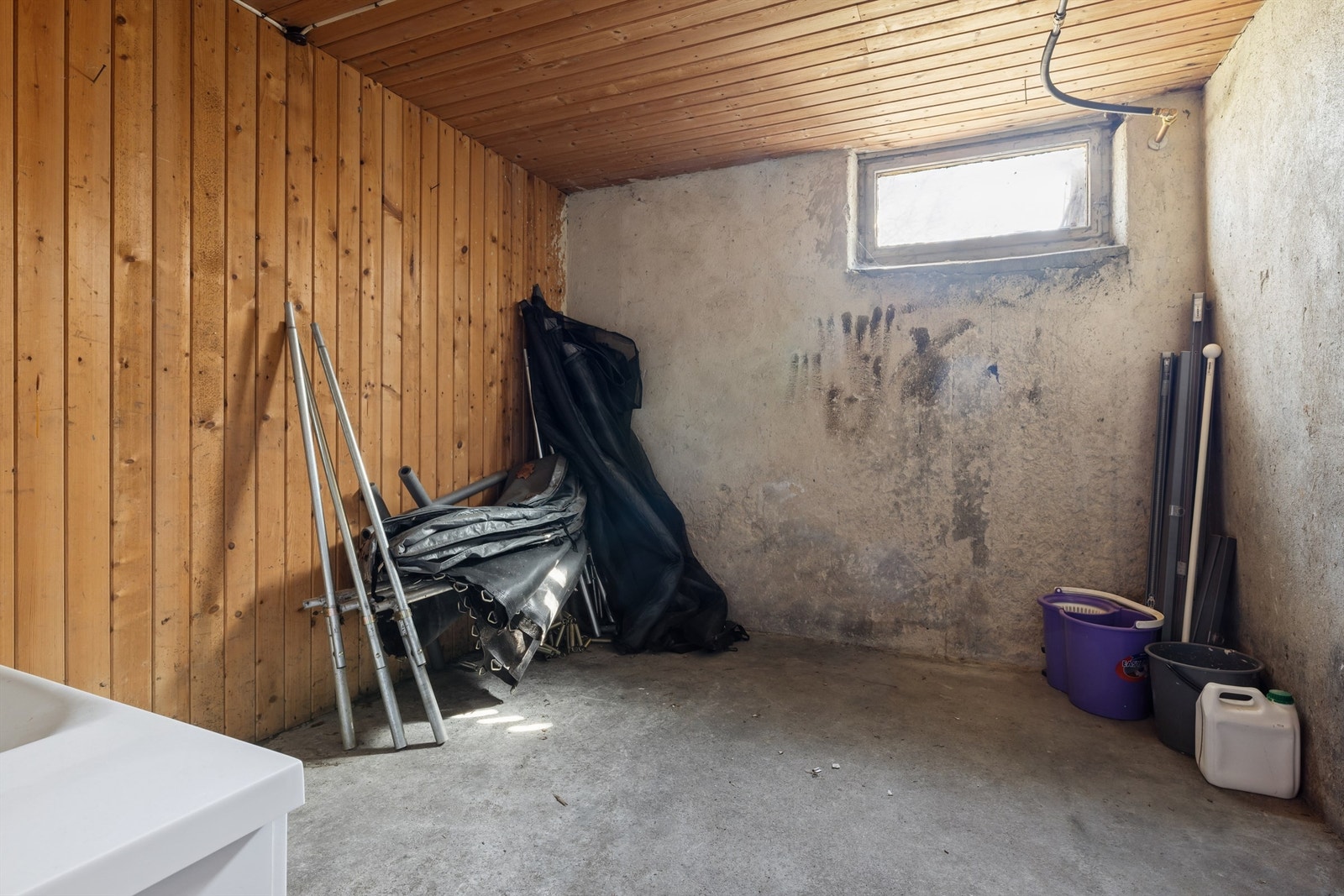 Bodene har betonggulv og malte overflater. Galleribilde