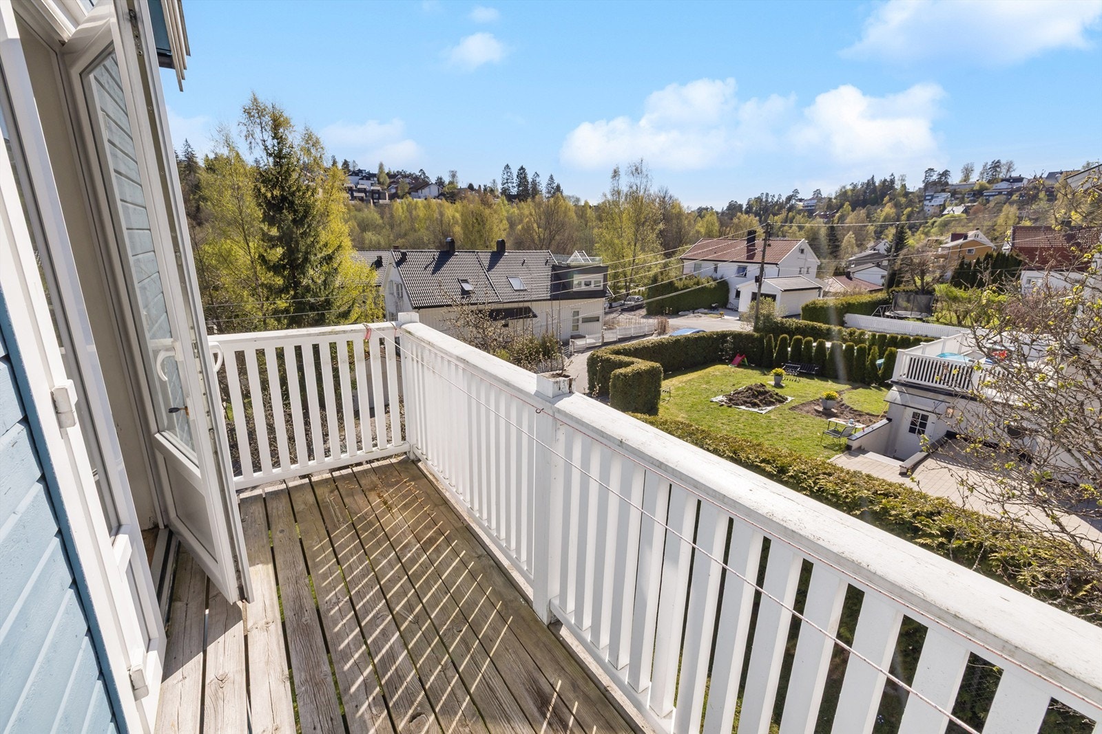 Balkongen har plass til en liten sittegruppe. Galleribilde
