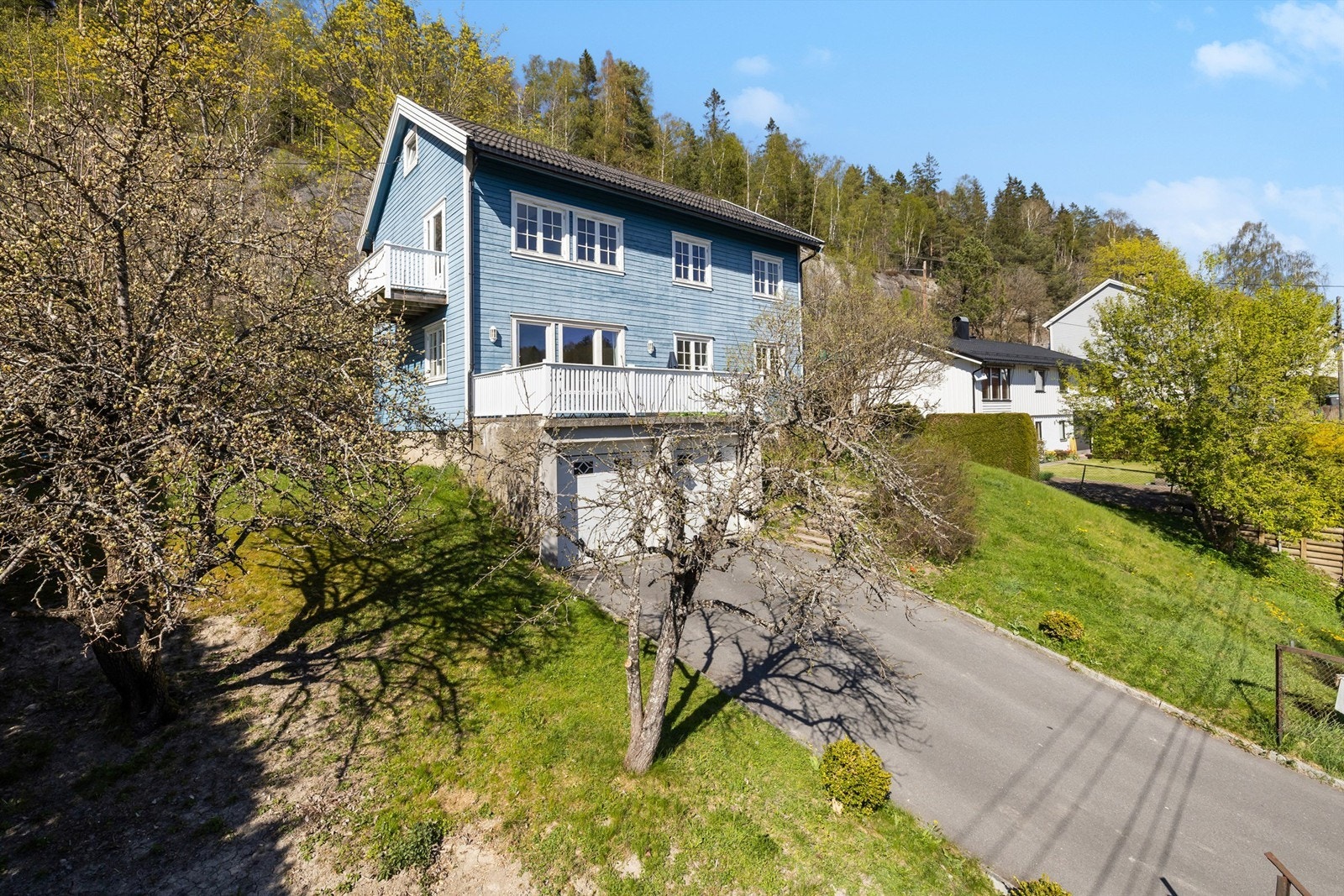 Beliggenheten på Munkerud er rolig og familievennlig, med kort vei til turstier langs Ljanselva og videre inn i Østmarka. Galleribilde