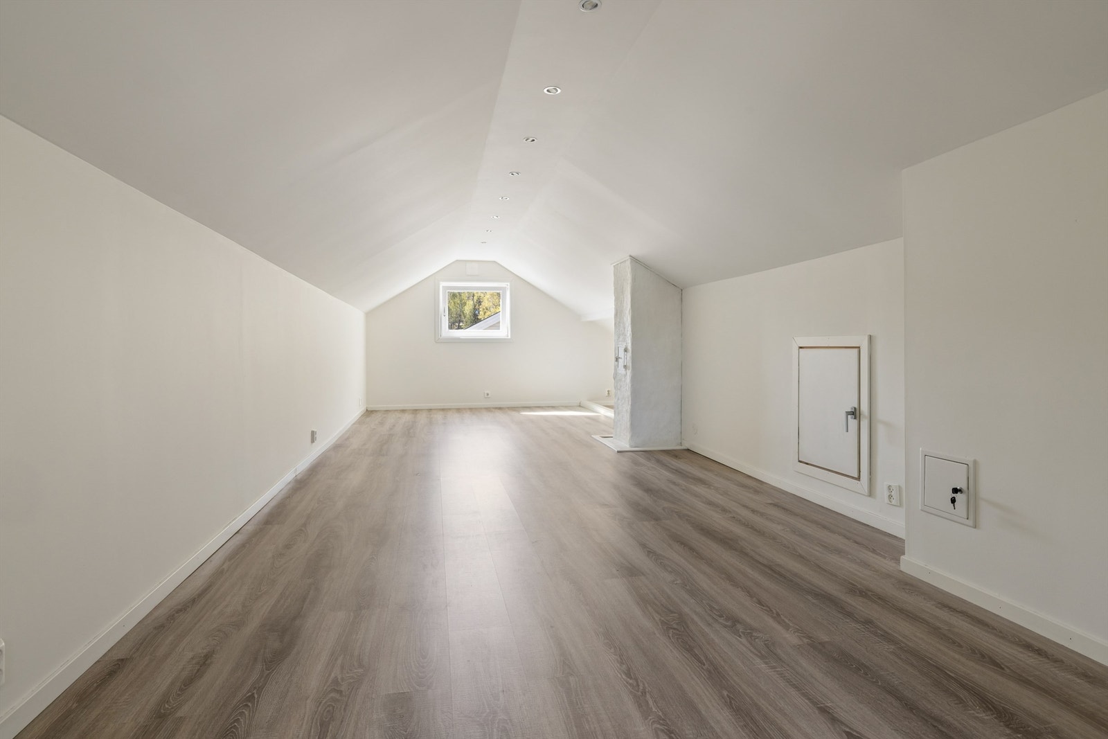 Loftet har en takhøyde på 2,12 meter på det høyeste punktet, med tilgang til lagring i kott. Galleribilde