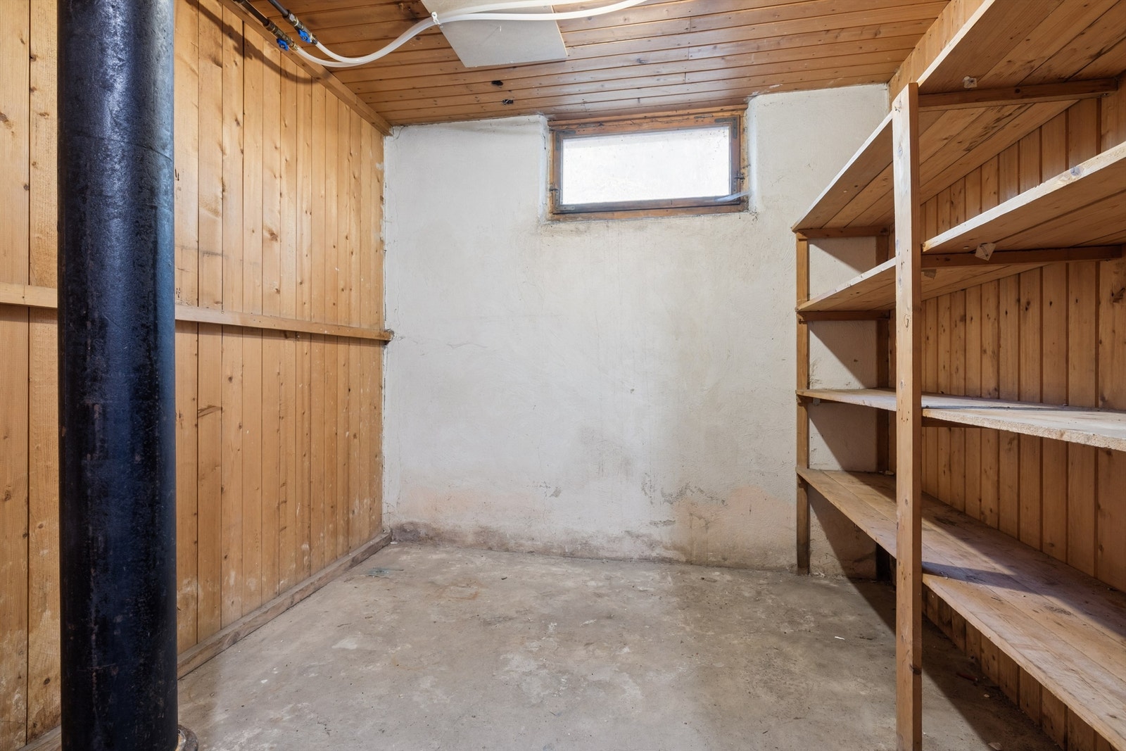 God plass for oppbevaring av sportsutstyr og sesongartikler. Galleribilde