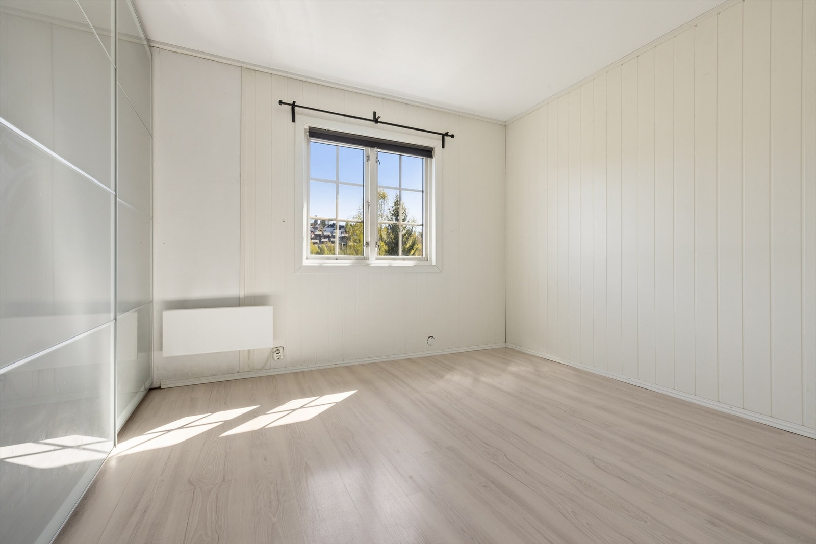 Soverom med skyvedørsgarderobe. Galleribilde