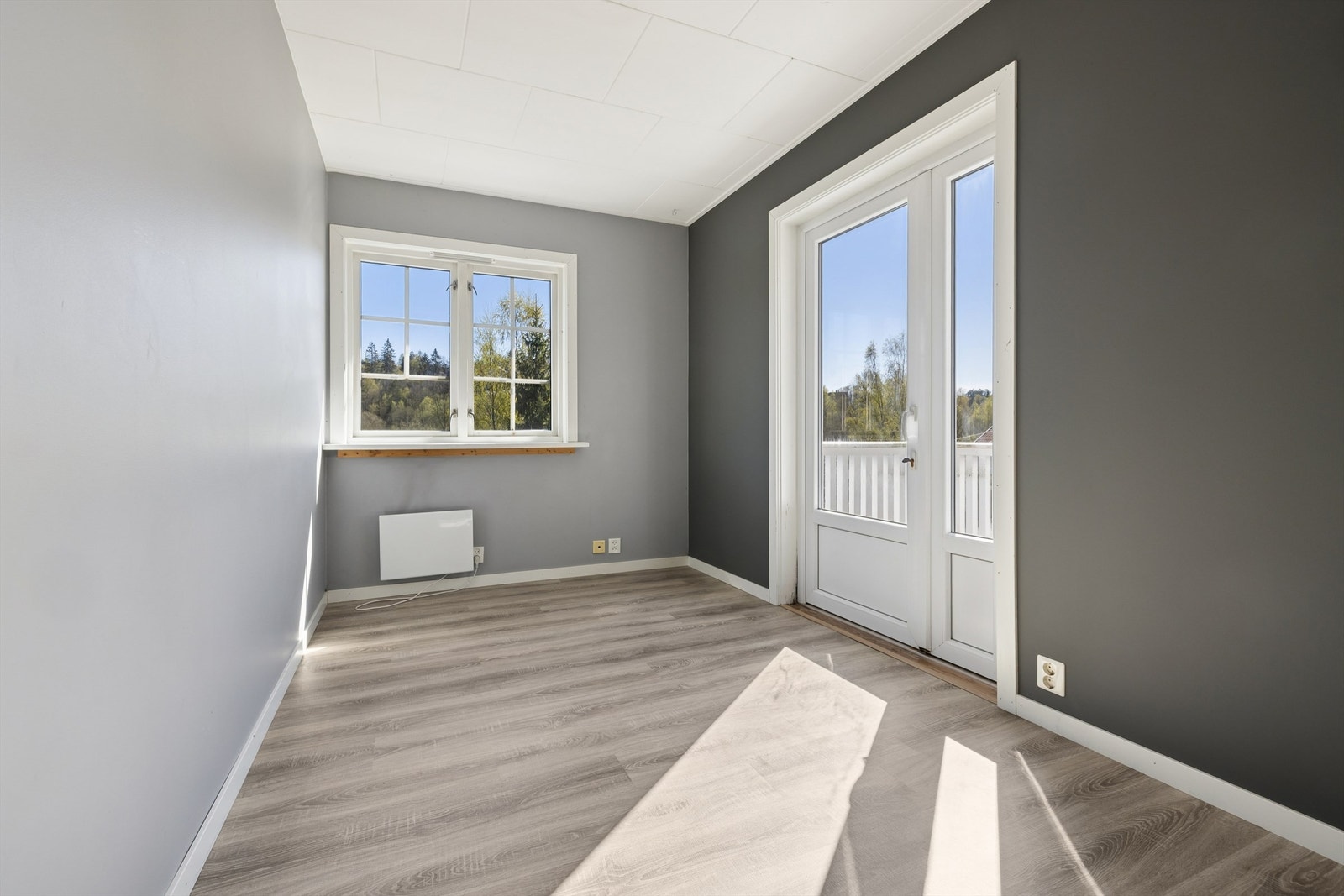 Fra stuen er det utgang til den vestvendte balkongen. Galleribilde