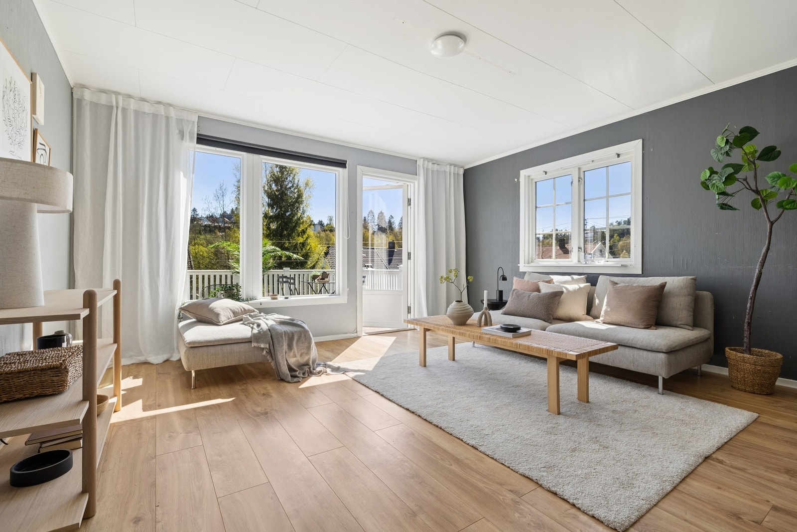 De store vindusflatene slipper inn rikelig med dagslys. Galleribilde